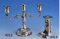 AUSGEFALLENER KERZENHALTER, METALL VERSILBERT, BEZ. OBE, UNGED., WOHL DEUTSCH UM 1905/08, 2 GLASAUGEN, DARST. EINER EULE IN NISCHE, ABLAGEFACH, ...