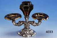 SCHMUCKABLAGE MIT VASE, FRANKREICH ODER ÖSTERREICH UM 1835/40, SILBER GEPRÜFT, FUSS GEFÜLLT, 3 RUBINGLASAUFSÄTZE FACETT. UND TEILGOLDET, H ...