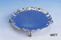 KLEINER ANBIET/VISITENKARTENTELLER, 935ER SILBER, BIRMINGHAM UM 1978, RAND GEWELLT, D. CA. 5.5 CM, AUF 4 FÜßEN STEHEND, MEISTERMARKE WA UNGED., ...