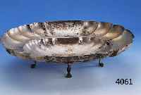 ANBIETSCHALE AUF 4 FÜßEN, DEUTSCH UM 1890, 800ER SILBER, HANDARBEIT, RAND VIELFACH GEWELLT, CA. 690 G, CA. 37.5 X 28.5, PASSEND ZU KAT.-NR. ...