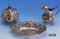 KONVOLUT ANBIETSCHALE, SAHNEGIEßER UND ZUCKER- DOSE, HANAU 1900, 800ER SILBER, ANBIETSCHALE MIT PUTTENDARST., RAND DURCHBRUCH ARBEIT MIT ROSEN, ...