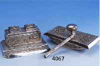 SCHREIBTISCHSET, BEST. AUS: LÖSCHWIEGE UND TINTENFAß UN FEDERHALTER, VIETNAM 60/70ER JAHRE, 900ER SILBER, REINETREIBARBEIT, PUNZIERT UND ...