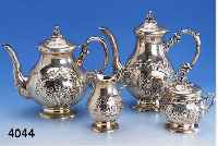 4-TEIL. KAFFEE- UND TEESERVICE, HANAU UM 1910, 800ER SILBER, FLORALE VERZIERUNG MIT PUTTI, ZUS. CA. 1760 G, BEST. AUS: KAFFEEKANNE, TEEKANNE ...