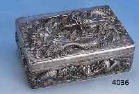 DECKELDOSE, CHINA UM 1900, SILBER, ERHABENE SPIELENDE DRACHEN AUF DECKEL UND RUNDUM VERLAUFEND, CA. 19 X 13.5 X 7.5 CM, TOTAL CA. 825 G, INNEN ...