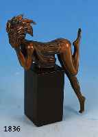 FUCHS, ERNST, PROF., GEB. 1930 WIEN, BRONZEFIGUR, SIGNIERT, NUM. 4395/7500, MIT SCHWARZEM HOLZSOCKEL, GESAMTH. CA. 16.5 CM