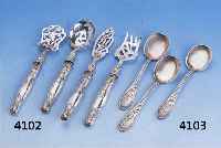 PETIT-FOURS-BESTECK, FRANKREICH UM 1900, SILBERGRIFFE GEFÜLLT, ABSTR. ORNAMENTAL RE- LIEF., GEBR.TEILE METALL VERSILBERT, FLORAL GRAVIERT, ...