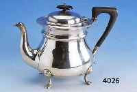 TEEKANNE, ENGLAND, LONDON 1910, STERLING- SILBER, GRIFF UND KNAUF AUS BAKELIT, AUF 4 FÜßEN, CA. 705 G, KL. BEULE, CA. 16.5 CM