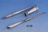 SCHREIBTISCHSET, LUTZ & WEISS, PFORZHEIM UM 1900, 800ER SILBER, REINER JUGENDSTIL, BEST. AUS: FEDERKIEL, BRIEFÖFFNER UND PET- SCHAFT MIT ...