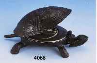 SCHILDKRÖTE ALS LOCKENSCHERENERHITZER, DEUTSCH UM 1900, METALL, DRGM 146463, ÖFFNEN DURCH DRUCK AUF SCHILDKRÖTENKOPF, SEHR SELTEN, ...