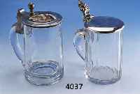 2 BIERKRÜGE, 1X DEUTSCH UM 1870, MUNDGEBLASENES GLAS, MONTIERUNG ZINN, DECKEL MIT PORZELLANEINLAGE, DARST. EINER BETENDEN HEILIGEN VOR ...