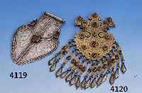 BRUSTSCHMUCK, TURKMENISTAN UM 1900/10, SILBER TEILVERGOLDET, SOGN. VOGELSYMBOLIK, BESETZT MIT KARNEOL, GRÜNEN UND ROTEN GLAS- STEINEN, ...