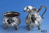 SAHNEGIEßER UND ZUCKERSCHALE, 800ER SILBER, DEUTSCH, 30ER JAHRE, JUWELIER OSTHUES, BAROCKSTIL, SCHWERE QUALITÄT, TREIBARBEIT, JE 4 FÜßE, ...