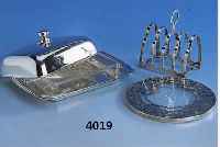 FRÜHSTÜCKSSET IN STERLINGSILBER: BUTTERDOSE MIT GLASEINSATZ, BIRMINGHAM MODERN, TOASTHALTER, UM 1910/20, GLASUNTERSETZER MIT SILBERMONTIERUNG, ...