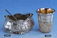 SALZSCHÄLCHEN, FRANKREICH UM 1900, 950ER SILBER INNENVERGOLDET, DARST. TRÄNENDE HERZE, LÖFFELCHEN SEK.,