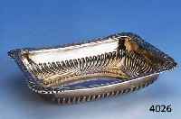 ANBIETSCHALE, RUßLAND, MOSKAU UM 1830, 84ER SILBER, SCHWERE AUSF., CA. 260 G, Z.T. TREIBARBEIT, MEISTERMARKE UNGED., CA. 3.5 X 18 X 13 CM