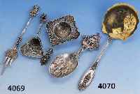 4 SILBERTEILE, NIEDERLANDE ZW. 1875-85, SILBER, BEST. AUS: ZUCKERSCHAUFEL, GABEL, ZIERLÖFFEL UND TEESIEB, TYP. DEKOR Z.T. MIT PERSONENSTAFFAGE, ...