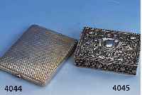 DECKELDOSE, HANAU UM 1890, SILBER INNENVERGOLDET, BLUMENDEKOR UMLAUFEND, DECKEL MIT SCHARNIER, KARTUSCHE MIT BES.- MONOGR., GEBR.-SP., CA. 2 X 9 ...