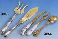 KUCHENMESSER UND PLÄTZCHENHEBER, FRANKREICH UM 1900, ARBEITSTEILE VERG. UND FLORAL GRAV., GRIFFE GEFÜLLT, IN ORIG. ETUI (BESCH.)