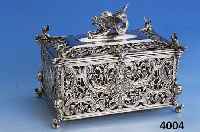 RAUCHWARENDOSE, DRESDEN UM 1880, 800ER SILBER, REINER HISTORISMUS MIT ROCAILLEN,MUSCHELN, MASKERON, AKANTHUS, VOLLPLAST. CHIMÄREN, SEITL. ...