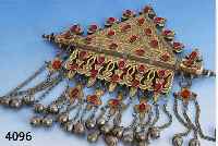 AMULETTBEHÄLTER, TURKMENISTAN, 1910/20, SILBER TEILVERGOLDET, BESETZT MIT ROTEN GLAS- STEINCBOCHONS UND ABHÄNGUNGEN (Z.T. VERDELLT, 2 FEHLEN), ...