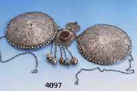 HAUBENSCHMUCK, TURKMENISTAN, UM 1900, SILBER, MITTELTEIL MIT KARNEOL UND FARBIGEN GLASSTEINEN, GRAVIERT UND PUNZIERT, PERLLEISTENVERZIERUNG, D. ...