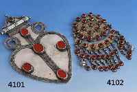 HAUBENSCHMUCK, TURKMENISTAN UM 1930/40, SILBER TEILVERGOLDET, BESETZT MIT ROTEN GLAS- STEINCABOCHONS (RISSIG) UND ABHÄNGUNGEN, GRA- VIERT, ...