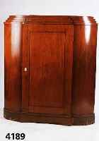 Eckschrank, norddeutsch, um 1845-50, Korpus Weichholz, Mahagonifurnier, Seiten einfach geschweift, Furnier spiegelbildlich angeordnet, Abschluß ...