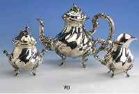 Prunkv. 3-teil. Kaffeeservice, 800er Silber, Italien ca. 50er Jahre, Handarbeit, Treibar- beit, Mailand, zus. ca. 1670 g, best. aus: Kanne (Deckel ...