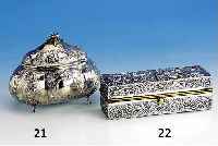 Deckeldose, Hanau um 1900/10, Silber, Innenvergoldung, reine Treibarbeit, Deckel mit Scharnier, reicher barockisierender Dekor mit Blumen und ...