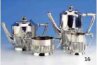 4-teiliges Kaffe- bzw. Teeservice, deutsch, um 1910, Josef Lutz Frankfurt, 800er Silber, best. aus: Kaffeekanne H ca. 13 cm, Teekanne H ca. 17.5 ...