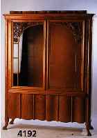 Schrank, 20er Jahre, Barockstil, Birkefurnier, ohne EinlegebÖden, mit aufge- legten Vogelschnitzereien, ca. 179x137x46 cm, Altersspuren