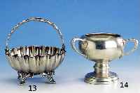 Henkelanbietschale, deutsch Wilkens Bremen um 1900, Barockstil, Treibarbeit, 4 FÜße reich verziert, H ca. 16 cm, D. ca. 13.5 cm, Wan- dung ...