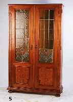 SCHRANK, DEUTSCH, 1900/1905, NUßBAUM, RÖT- LICH GEBEIZT, KORPUS WEICHHOLZ, EICHE FUR- NIERT, BLEIVERGLASUNG, Z.T. ABSTRAKT, FLORAL, BUNT, ...