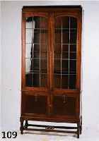 VITRINENSCHRANK, ENGLAND, VIKTORIANISCHER STIL, UM 1910/20, EICHE MASSIV, RÜCKWAND VERLEIMTES HOLZ, BLEIVERGLASUNG, 3 EINLEGE- BÖDEN, ...