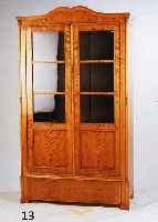 VIELZWECK- BZW. WÄSCHESCHRANK, MITTELDEUTSCH, UM 1850/60, KORPUS WEICHHOLZ, BIRKEFURNIER, BIRKEWURZEL, Z.T. GESPIEGELT, BEINSCHLÜSSEL- SCHILD, ...