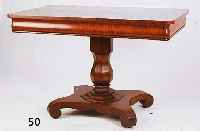 TISCH, DEUTSCH, UM 1880, MAHAGONI FURNIERT, TISCHFUß MIT 4 ROLLEN, ACHTECK-SÄULE, TISCHPLATTE DOPPELT GESPIEGELT FURNIERT, ALTERSBED. ...