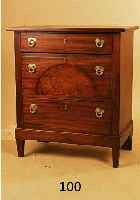 KLEINE KOMMODE, ENGLAND, UM 1900/10, MAHAGONI FURNIERT, BIRKENWURZELEINLAGEN, FADENINTARSIEN, 3 SCHUBLADEN, SCHLÜSSEL FEHLT, ALTERSSPUREN, CA. ...