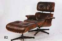 SESSEL MIT HOCKER, DEUTSCH, 1952/53, AUSFÜHR- UNG 1970/75, SOGEN. LOUNGE-CHAIR, PALISAN- DER, METALLFÜßE, ABNEHMBARE SITZPOLSTER, GE- NOPPTER ...