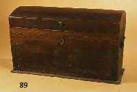 RUNDDECKELTRUHE, DEUTSCH, UM 1800, EICHE MASSIV, FRONT MIT GESCHNITZTEN ORNAMEN- TEN, INNENEINRICHTUNG, ORIG. TRAGEBÜGEL, SCHLOß UND BESCHLÄGE ...