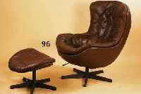 DESIGNER SCHALENSESSEL MIT HOCKER, BRAMIN, DÄNEMARK UM 1970/75, METALLFÜßE, ALLSEITIG BRAUNER LEDERBEZUG, SCHWENKBAR, SITZPOSITION ÜBER ...
