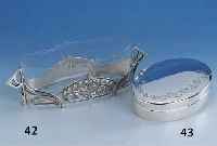 Ovale Deckeldose, 800er Silber, ca. 310 g, Deckel abstr. floral graviert, Boden mit Bes.-Inschr., ca. 4 x 18 x 13.5 cm