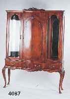 VITRINE, DEUTSCH, 1930/35, NUßBAUM MASSIV, KORPUS TEILWEISE EICHE MASSIV, FURNIERTEILE KAUKASISCHER NUßBAUM GESPIEGELT, RÜCKWAND Z.T. ...