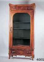 WÄSCHESCHRANK, DEUTSCH, 1902/06, KORPUS WEICH- HOLZ, WURZELNUßFURNIER Z.T GESPIEGELT, FLACHSCHNITZEREIEN Z.T ABSTRAKT FLORAL, ORIGI- NAL GLAS UND ...