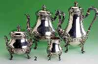 Kaffeekanne, Teekanne, Zuckerdose und Sahne- gießer, Frankreich um 1900, 950er Silber, nachgestochen, reich verziert mit Beerenbe- krÖnungen, ...