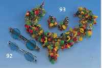 Collier und Paar OhrgehÄnge aus GlasblÜten u. -FrÜchten, BÖhmen ca. 30er Jahre, 3-reihig, aufwendig und reich besetzt m. vor der Lampe ...
