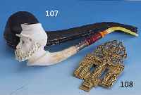 Übergroße Meerschaumpfeife mit Bernstein- MundstÜck, deutsch um 1890, Kopf vollpla- stisch geschnitzt in Form eines Franzosenkop- fes, fein ...