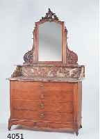 SPIEGELKOMMODE, FRANKREICH, UM 1900, NUßBAUM FURNIER, SPIEGEL MIT FACETTIERTEM GLAS, ROT- GRAU GEÄDERTE MARMORPLATTE, GESCHNITZTE HALTER , LEICHTE ...