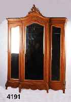 Großer 3-tÜriger Kleiderschrank, Frankreich, um 1900, Nußbaumfurnier, mit facettierten SpiegeleinsÄtzen, leichte Furnier- bzw. Alters schÄden, ...