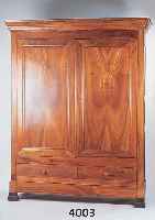 WÄSCHESCHRANK, ELSAß, 1880/90, NUßBAUM MASSIV, LEICHT VERZOGEN, 2 SOCKELSCHUBLADEN, ALTERSSCHÄDEN, SCHÖNES LEBENDIGES GESAMTBILD, CA. ...