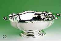 Prunkanbietschale, 800er Silber, total ca. 2040 g, Barockstil, reich gebogt und ge- schweift, Hammerschlagverzierung, H ca. 16.5 cm, ca. 50 x 38 ...